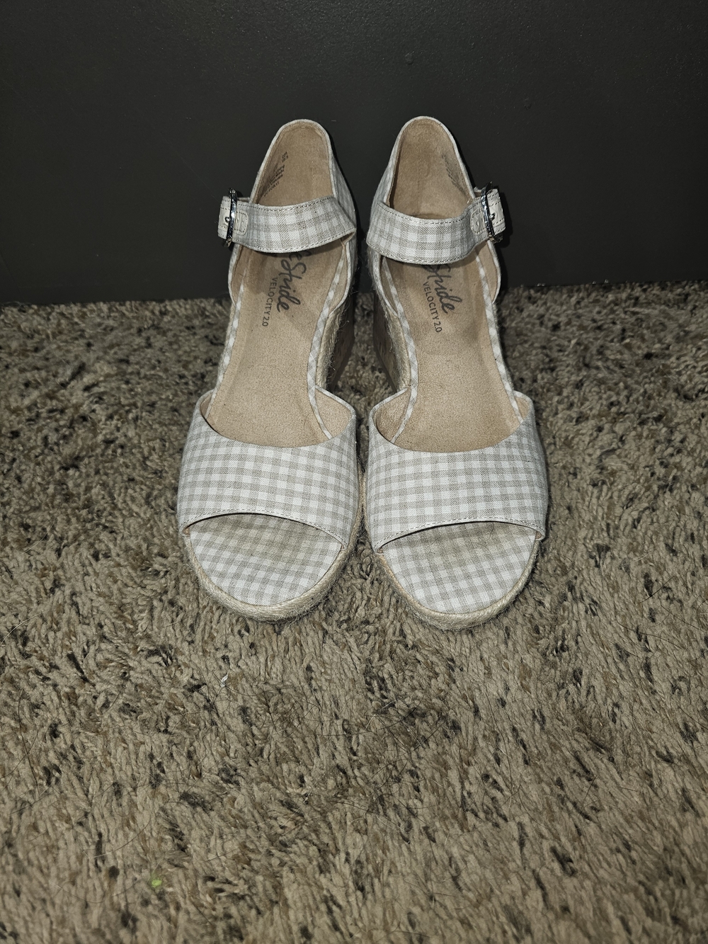Buckle-Detail Gingham Wedge Sandals - White/Tan